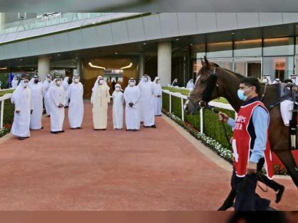 محمد بن راشد يشهد سباق السبت الممتاز للخيول على مضمار ميدان