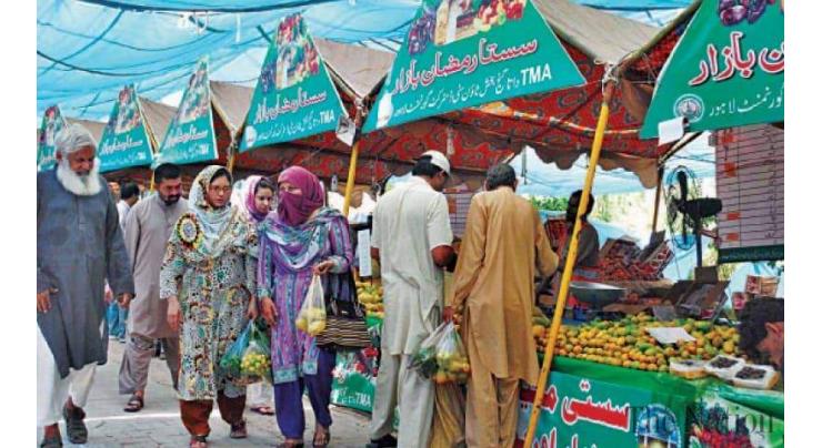 Commissioner visits Ramazan bazaars to review arrangements
