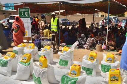 مركز الملك سلمان للإغاثة يدشن مشروع توزيع السلال الغذائية الرمضانية في تشاد