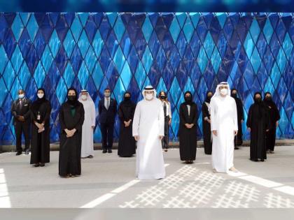 حمدان بن محمد يسلَّم هيئة كهرباء ومياه دبي راية برنامج حمدان بن محمد للخدمات الحكومية 2020 