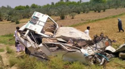 مقتل 12 شخصا و اصابة 20 آخرین اثر اصطدام حافلة رکاب بشاحنة فی منطقة خیربور