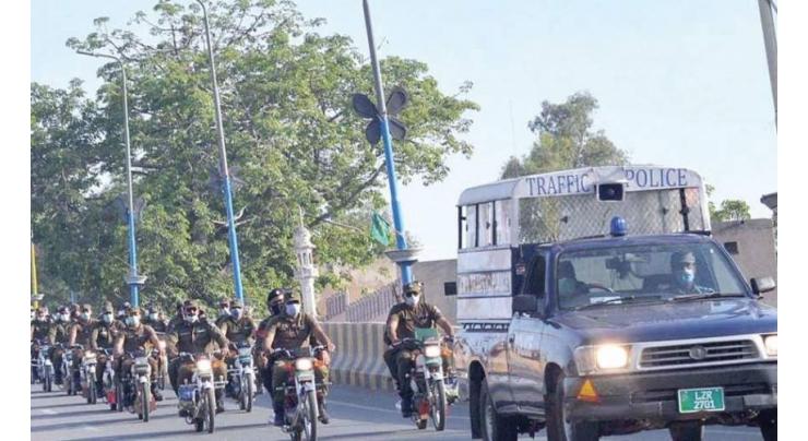 Police hold flag march in Lahore
