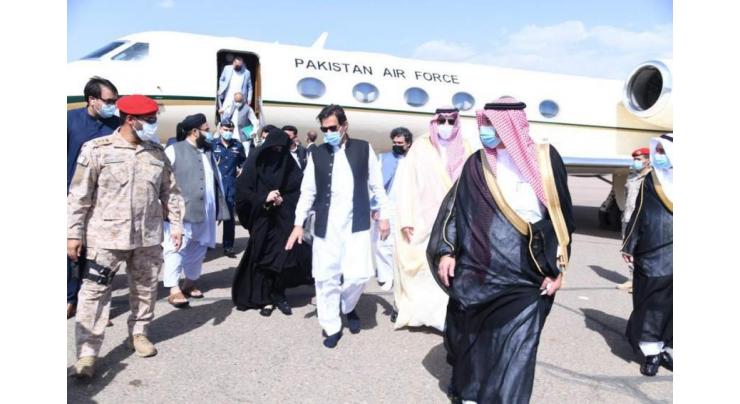 PM walks to Masjid-e-Nabvi (PBUH) without wearing shoes