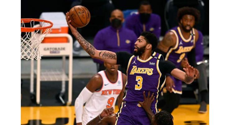 Last-gasp Lakers keep Knicks waiting for playoff berth

