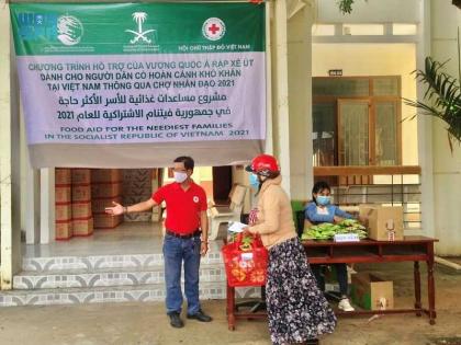مركز الملك سلمان للإغاثة يوزع 1.063 سلة غذائية في جمهورية فيتنام