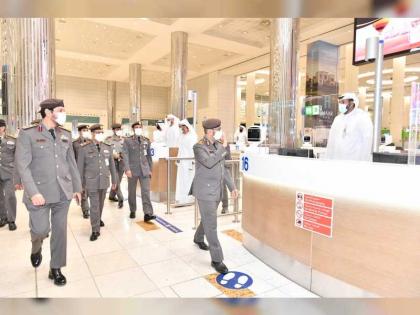 مسؤولو إقامة دبي يطلعون على  سير العمل في المطارات خلال العيد