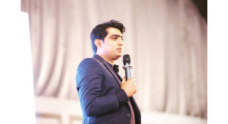 Zeeshan Aziz - Meet one of the leading Pakistani digital media journalist and YouTube expert