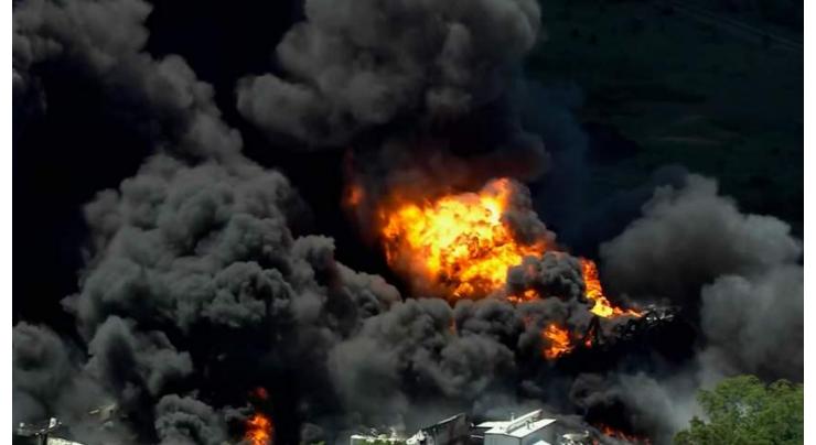 Giant fire hits Illinois chemical plant

