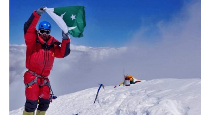 Mountaineer Sirbaz feted for Everest ascent
