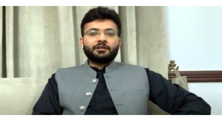 Farrukh grieved over demise of anchor's mother
