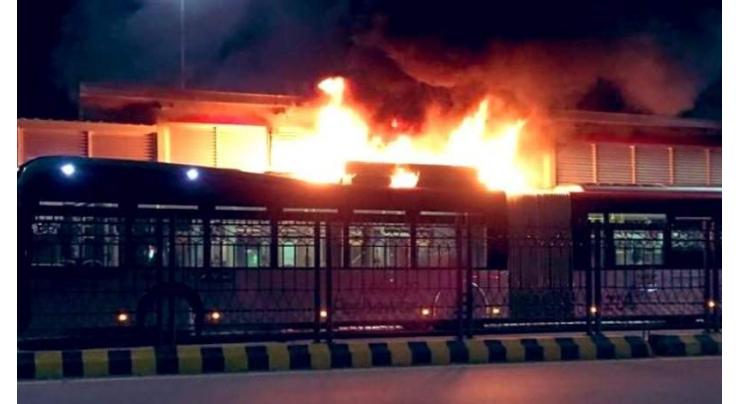 Metro bus catches fire in lahore

