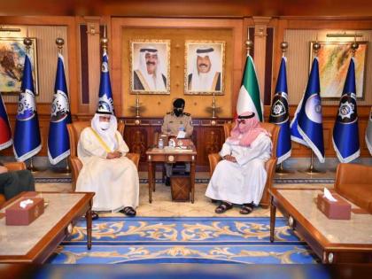 سفير الدولة يلتقي وزير الداخلية الكويتي