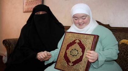 فتاة أردنیة مصابة بمتلازمة داون تحفظ القرآن ووالدتہ تفتخر