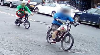 سائق دراجة آسیوي یتعرض للطعن بالسکین فی شارع نیویورک بالولایات المتحدة