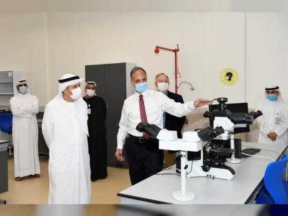 زكي نسيبة يطلع على المبنى الجديد لمختبرات الطب البيطري بجامعة الامارات