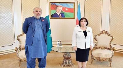 رئیس البرلمان الباکستاني یجتمع مع رئیسة البرلمان الأذربیجاني صاحبة علي غافاروفا