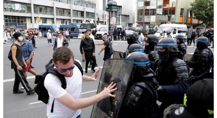 French Police Pepper Spray Protesters Against Sanitary Passes During Clashes in Paris