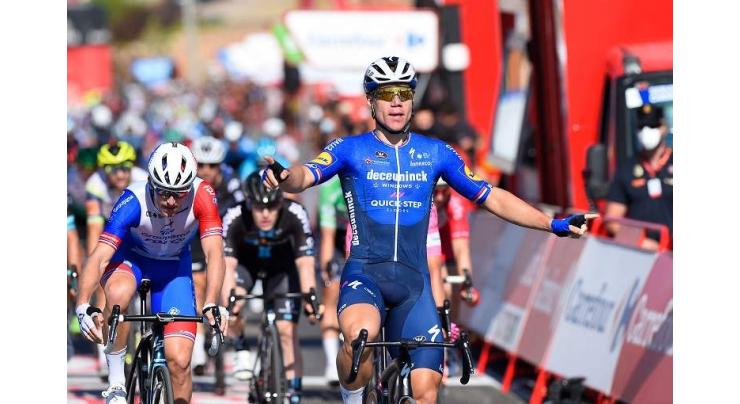 Jakobsen wins Vuelta sprint to reclaim green jersey
