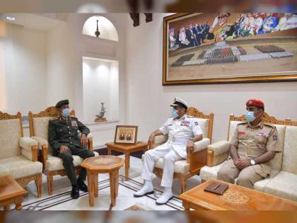رئيس أركان القوات المسلحة يلتقي عددا من المسؤولين في سلطنة عمان 