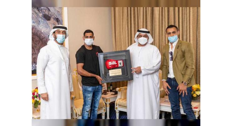 Fujairah Crown Prince receives British professional boxer