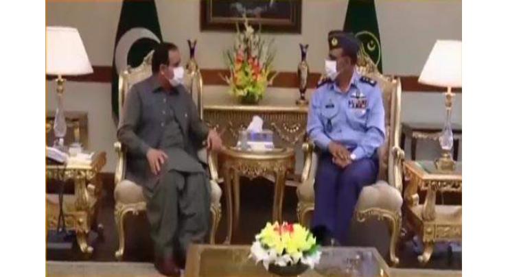 Air Vice Marshal Zafar Aslam meets Punjab CM Buzdar
