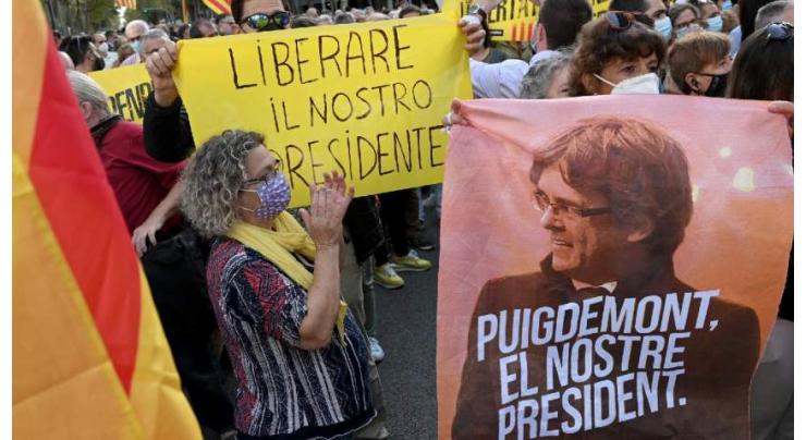 Pro-Independence Activists Protesting in Barcelona Against Puigdemont's Arrest in Italy