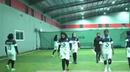شاھد مقطع : أول فریق لکرة القدم النسائي فی القطیف بالسعودیة
