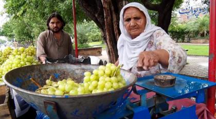 شاھد : مواطنة مسنة تبلغ من عمرھا 70 عاما تبیع الحضروات علی أحد شوارع مدینة لاہور