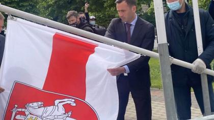 Latvija atsakās nopratināt Rīgas mēru Rinkēviksu saistībā ar incidentu ar karogu – Baltkrievijas izmeklētāji