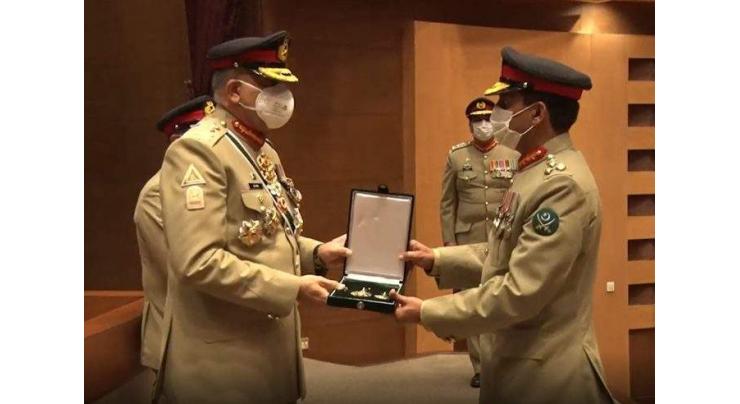 Corps Commander Lahore confers military awards to soldiers
