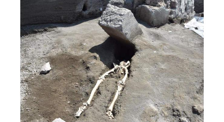 Italian Archaeologists Discover Skeleton of Man Killed in Vesuvius Eruption - Reports