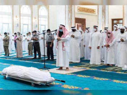 سيف بن زايد يتقدم مشيعي جثمان شهيد الواجب خميس الهولي في دبي