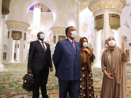 رئيس جمهورية الكونغو يزور جامع الشيخ زايد الكبير في أبوظبي.  