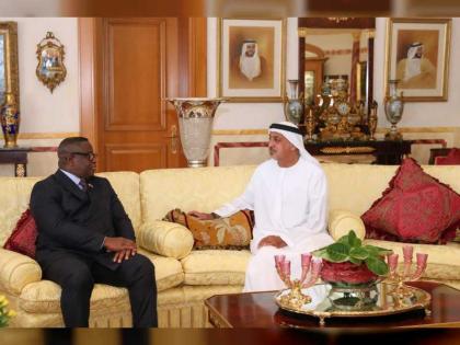 سلطان بن خليفة يستقبل رئيس سيراليون