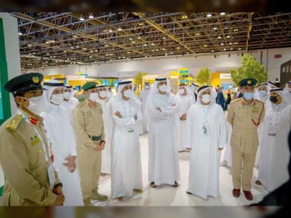 عبد الله المري يتفقد منصة شرطة دبي في جيتكس 2021