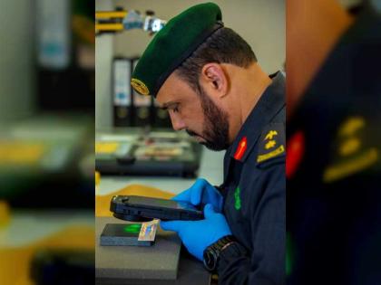 شرطة دبي تطور جهازا لرفع وإرسال آثار البصمات