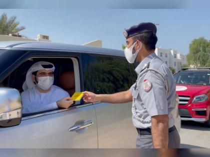  &quot;دورية السعادة&quot; بشرطة أبوظبي تكافئ السائقين الملتزمين والجمهور بـ&quot;جوازات إكسبو&quot;