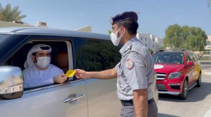 "دورية السعادة" بشرطة أبوظبي تكافئ السائقين الملتزمين والجمهور بـ"جوازات إكسبو"
