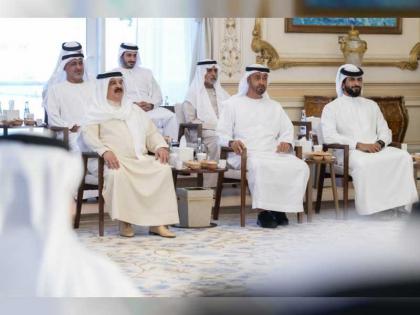 محمد بن زايد يستقبل ملك البحرين