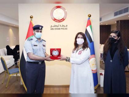 شرطة أبوظبي تعزز الوعي بوقاية المرأة من السرطان بالتعاون مع مستشفى برجيل