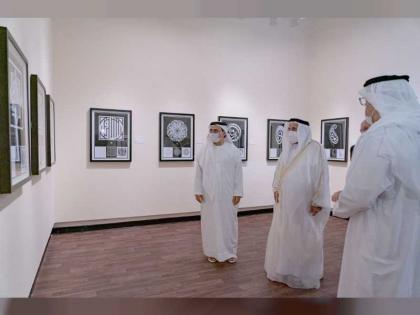 سلطان القاسمي يزور المعرض الفني &quot;حروف مشرقة&quot; للفنان محمد مندي