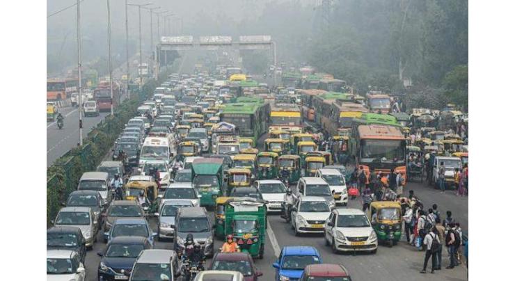 Delhi shuts schools as government considers 'pollution lockdown'
