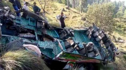 مقتل 22 شخصا اثر سقوط حافلة رکاب فی منطقة کشمیر الحرة