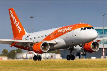 EasyJet cuts losses, says 'too soon to say' Omicron impact
