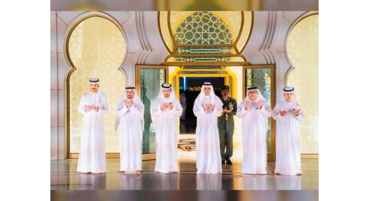 Fujairah Ruler visits tomb of Sheikh Zayed