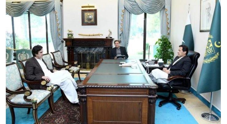Khusro Bakhtiar briefs PM about country's fertilizer production capacity
