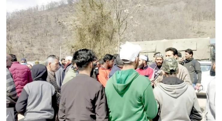 Locals protest against continued suspension of electricity in Srinagar area
