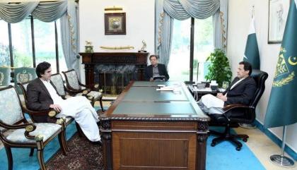 Khusro Bakhtiar briefs PM about country's fertilizer production capacity
