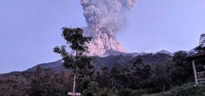 Indonesia volcano eruption kills one, dozens injured
