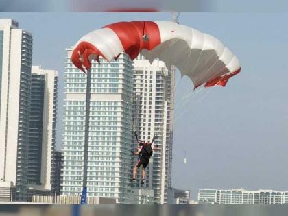 افتتاح بطولة دبي الدولية للقفز بالمظلات